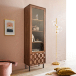 Vitrine, colonne, et bonnetière